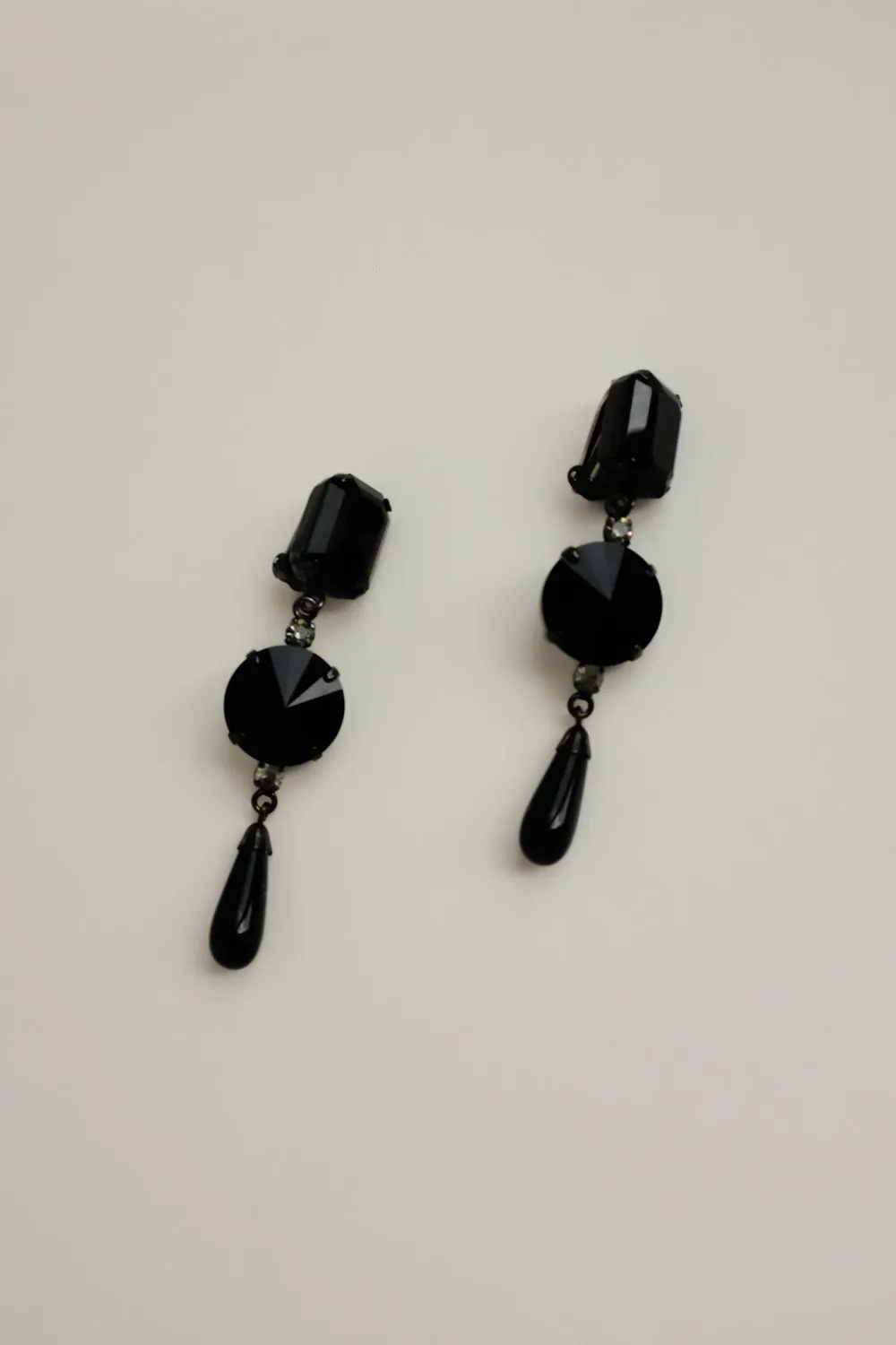 0057_VINTAGE LONG BLACK EARRINGS